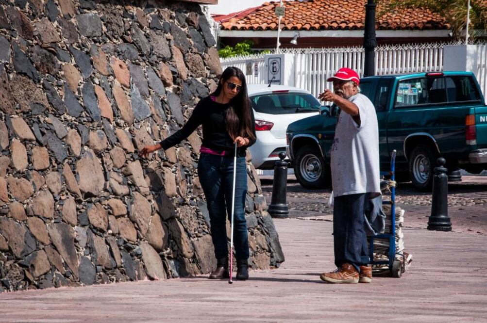 Es difícil explicar en palabras la primera vez que me puse esos lentes oscuros y cerré los ojos para no ver nada.
