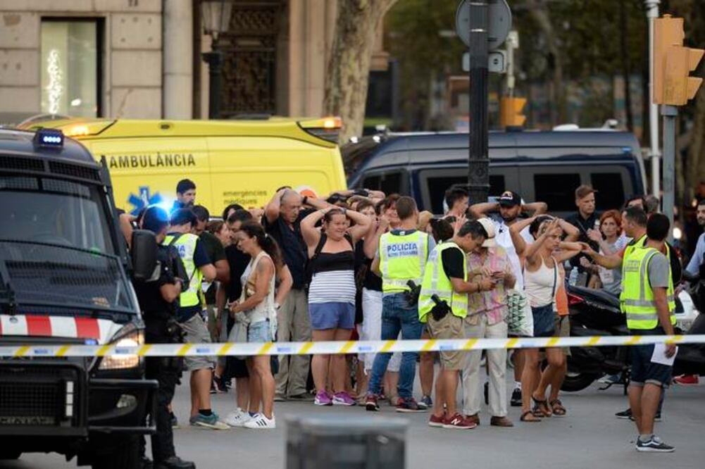 El temor se apoderó de quienes transitaban por La Rambla. (JOSEP LAGO. AFP)