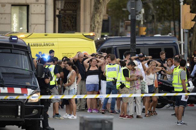 El temor se apoderó de quienes transitaban por La Rambla. (JOSEP LAGO. AFP)
