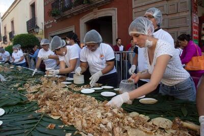 Rompe capital Récord Guinness con taco de carnitas de 102 metros 
