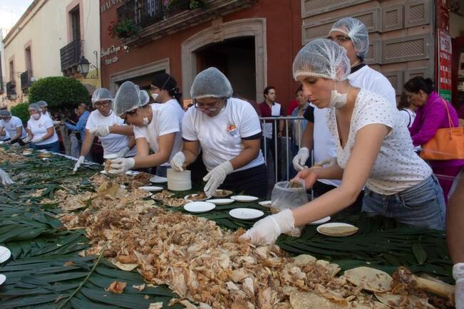 Rompe capital Récord Guinness con taco de carnitas de 102 metros