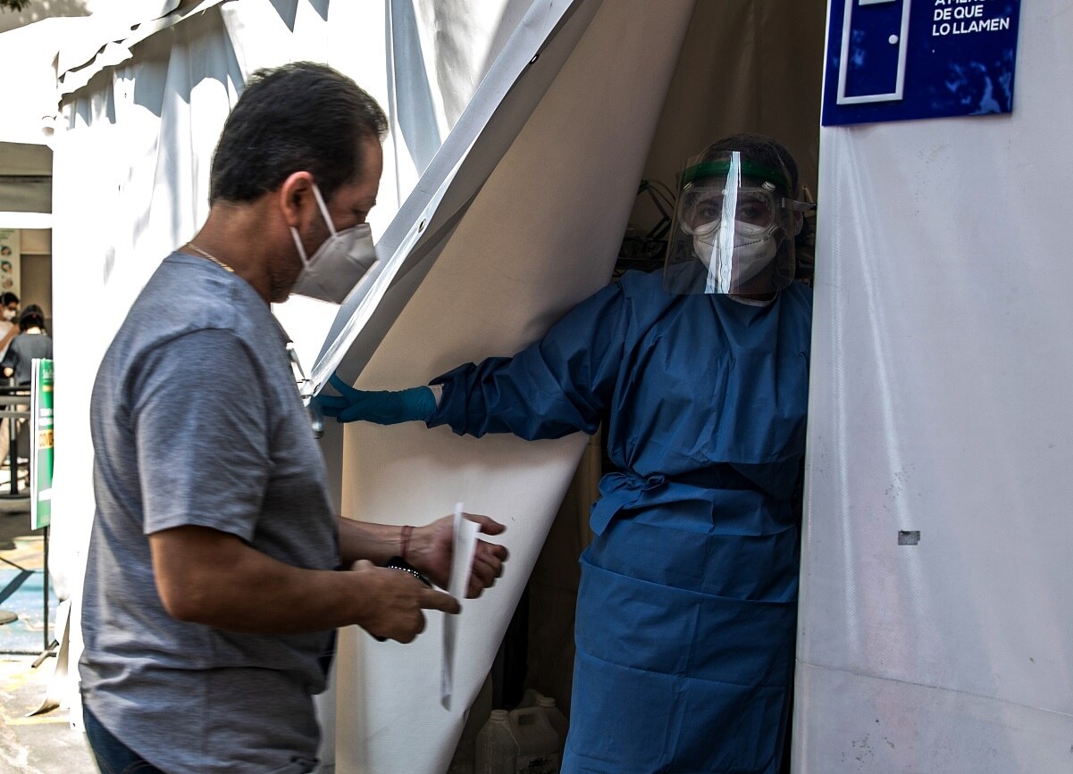 Número de contagios y hospitalizaciones por Covid-19 van a la baja