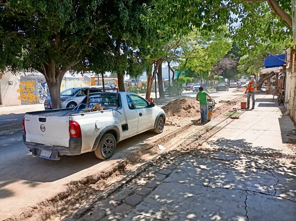 Obras de CEA ponen en peligro a vecinos en avenida Begonias
