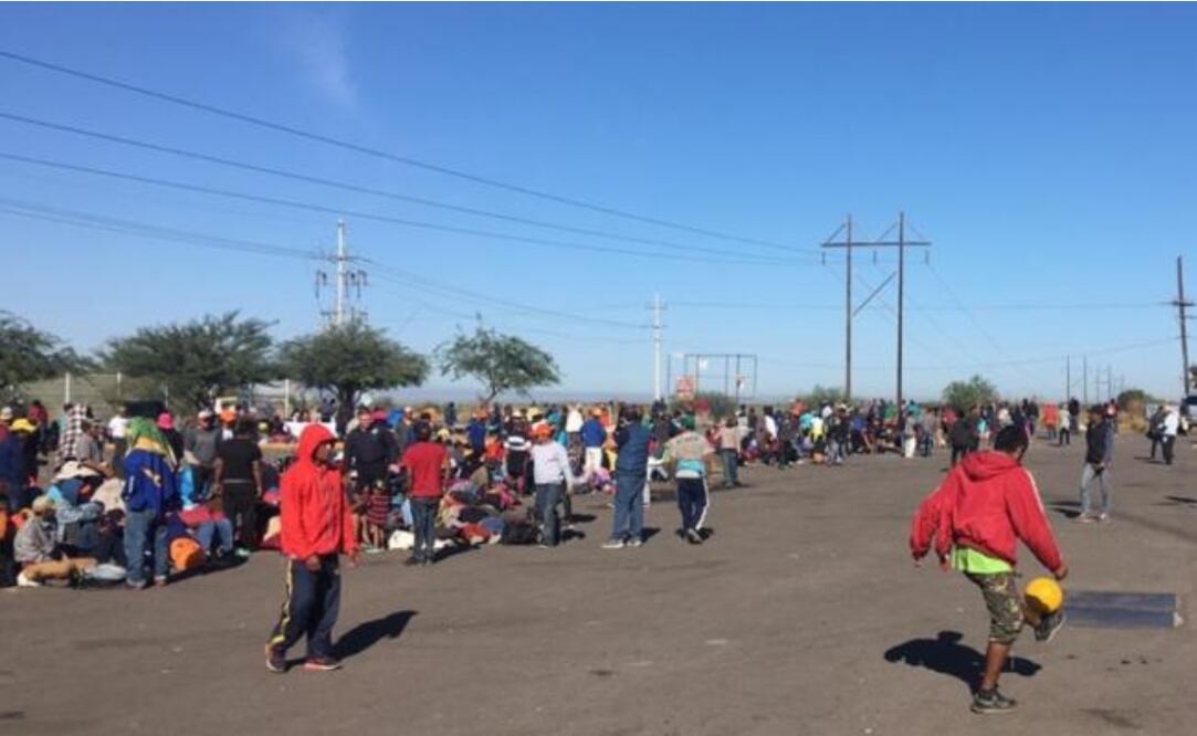 En el lugar hay familias enteras, mujeres embarazadas, menores, y adultos mayores, muchas personas ya presentan enfermedades respiratorias. Foto: Especial