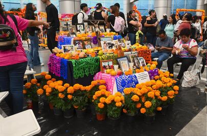 Estudiantes de la Escuela de Bachilleres de la UAQ crean coloridos altares