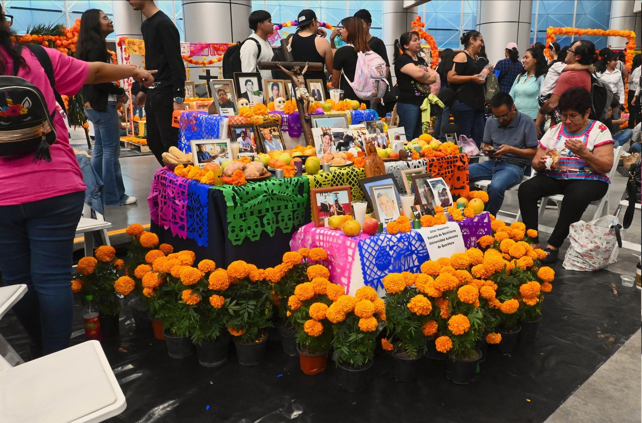 Estudiantes de la Escuela de Bachilleres de la UAQ crean coloridos altares