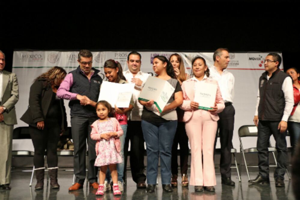 Toman protesta a 300 vocales del programa Prospera