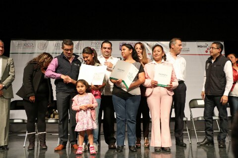 Toman protesta a 300 vocales del programa Prospera