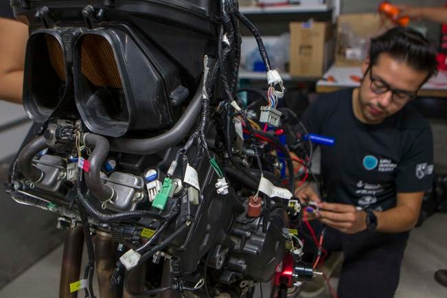 Universitarios fabrican un auto de carreras