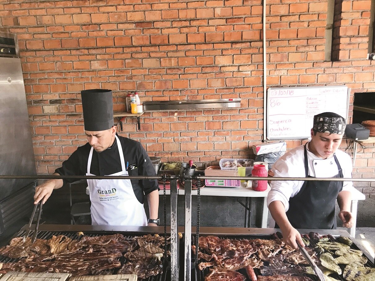 Listos para echar toda la carne al asador 