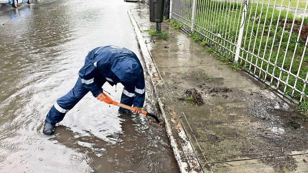 Lluvia genera caos vehicular en la capital