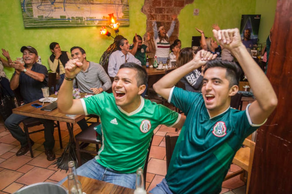 Cada negocio tuvo una pantalla en el área exterior para que sus comensales disfrutaran el partido, algunos tuvieron hasta dos o tres televisores, todos sintonizando el mundial, el evento más importante del futbol. / Foto: César Gómez