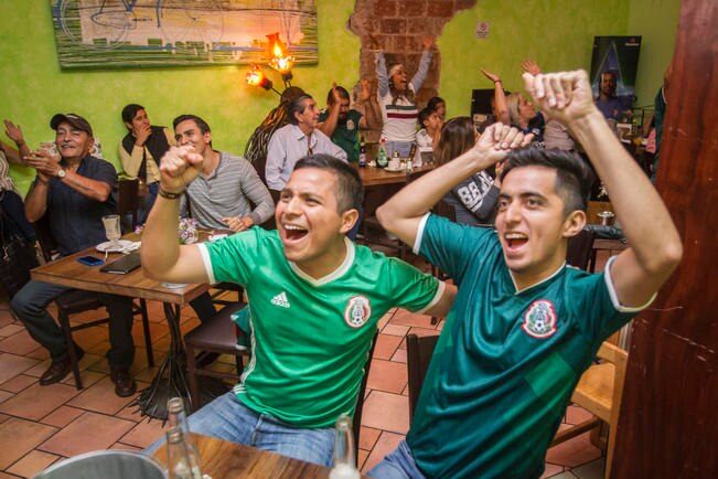 Cada negocio tuvo una pantalla en el área exterior para que sus comensales disfrutaran el partido, algunos tuvieron hasta dos o tres televisores, todos sintonizando el mundial, el evento más importante del futbol. / Foto: César Gómez
