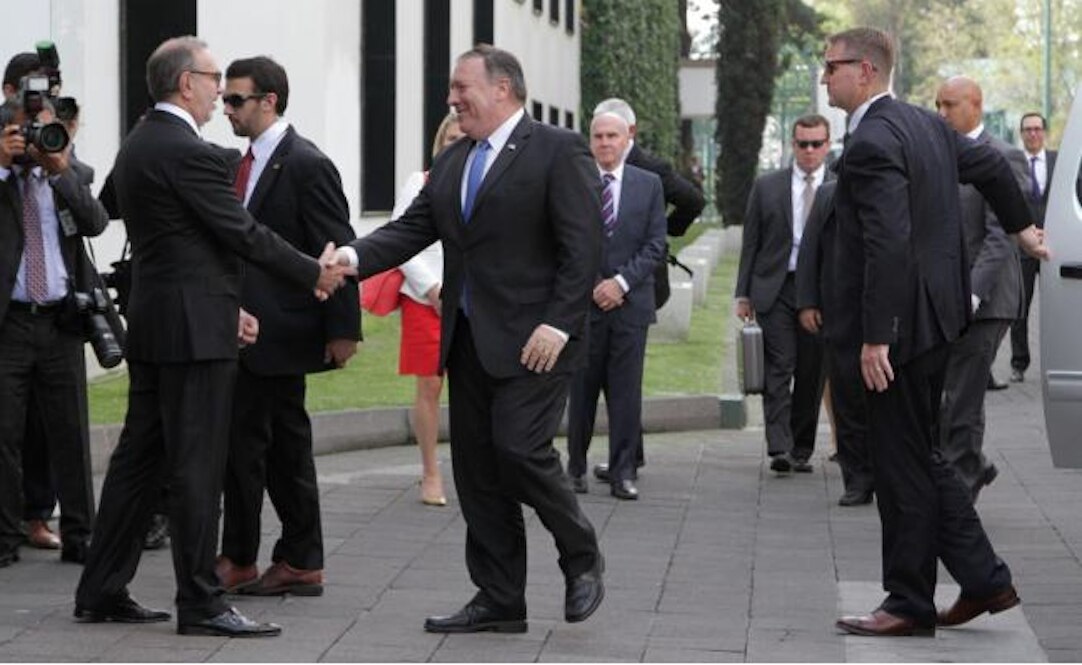El momento en que la comitiva de EU arribó a Los Pinos. Foto: Carlos Mejía