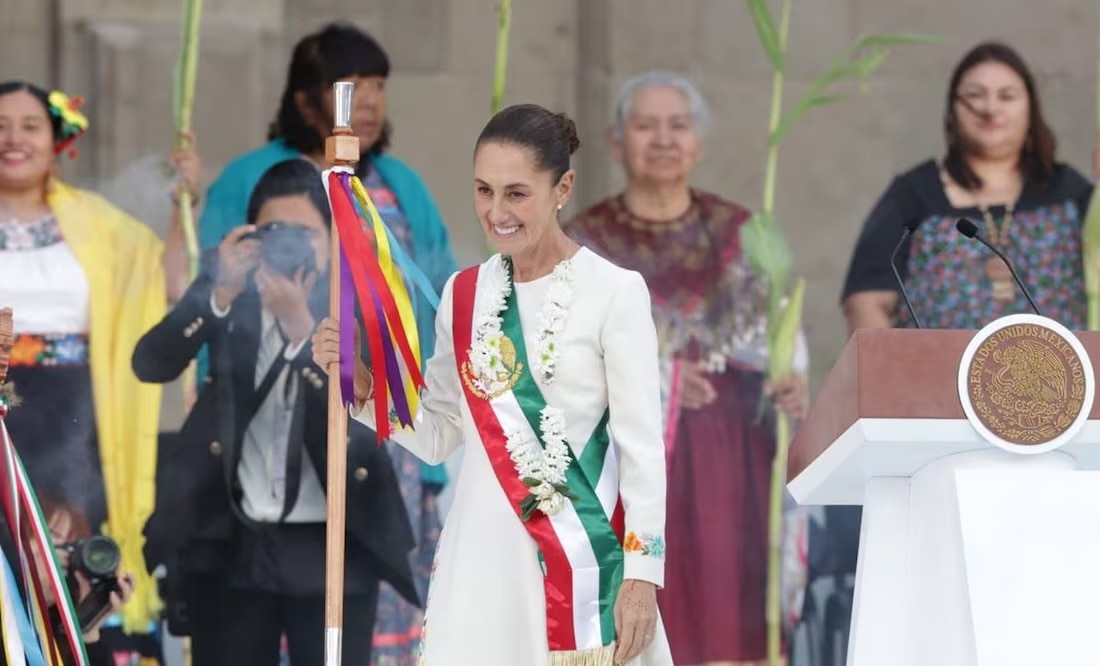 Claudia Sheinbaum recibe bastón de mando de Pueblos Indígenas en ceremonia sagrada en el Zócalo de la Ciudad de México 1 de octubre de 2024 / Foto: Carlo Mejía / EL UNIVERSAL