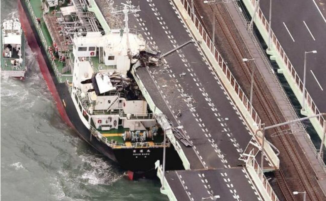 Un buque petrolero se estrelló ayer contra un puente que conectaba con el aeropuerto en Osaka, tras el azote de Jebi . (AP)