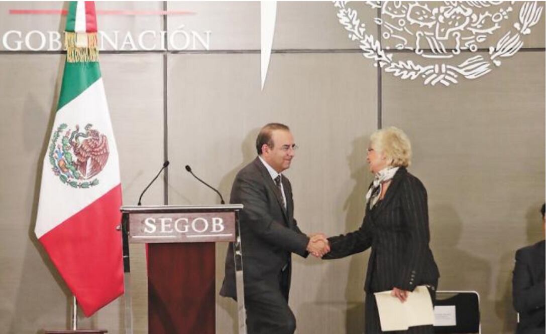 En el Salón Revolución de la Secretaría de Gobernación, Alfonso Navarrete Prida, ex secretario de la dependencia, entregó el cargo a Olga Sánchez Cordero, designada como titular de Segob en la nueva administración de Andrés Manuel López Obrador. (IVÁN ST)