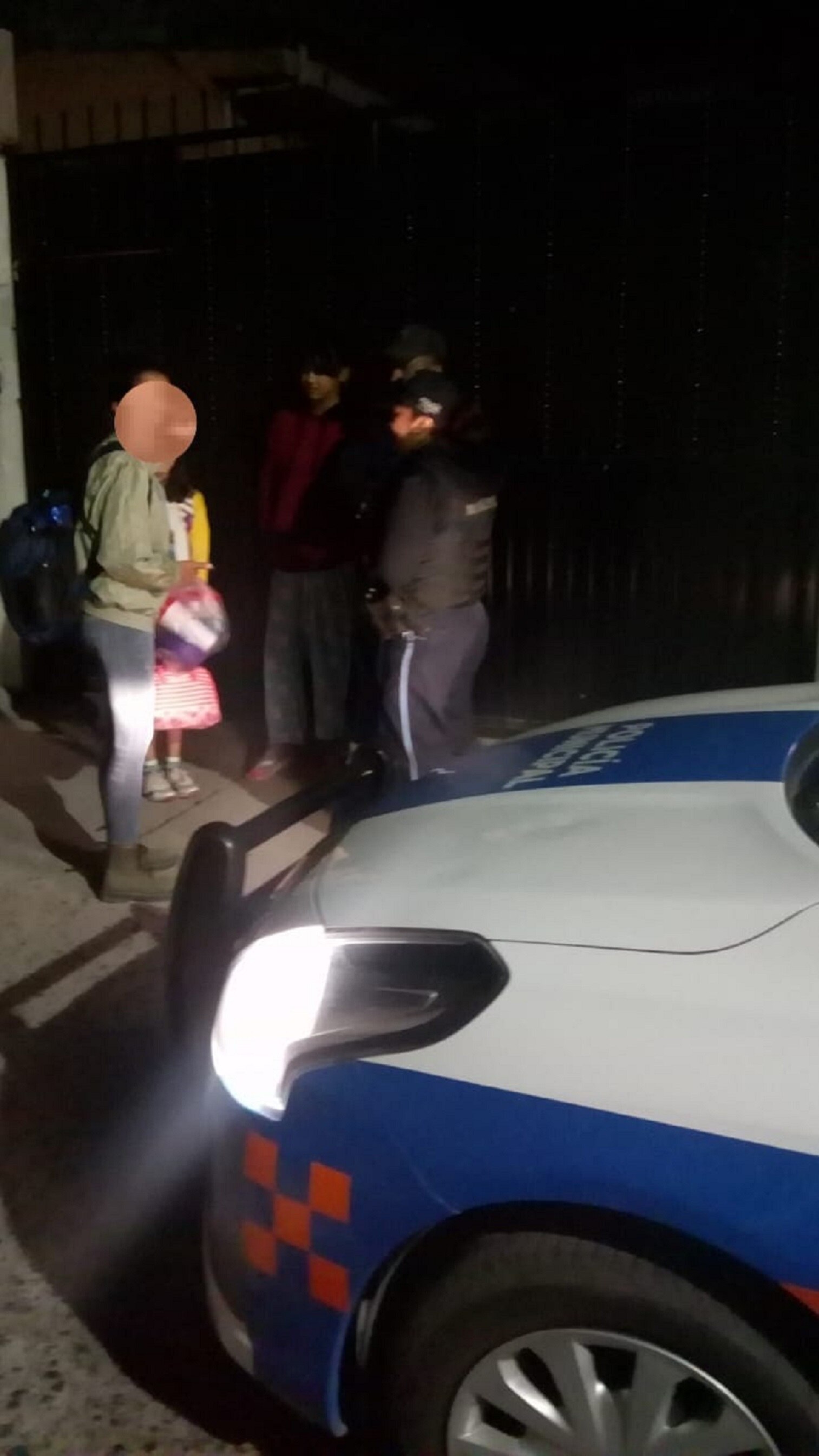 Padres olvidan a su hija y la policía la lleva hasta su casa, en San Juan del Río
