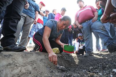 #Crónica | Pobladores de Tlahuelilpan buscan a sus familiares usando cucharas como palas
