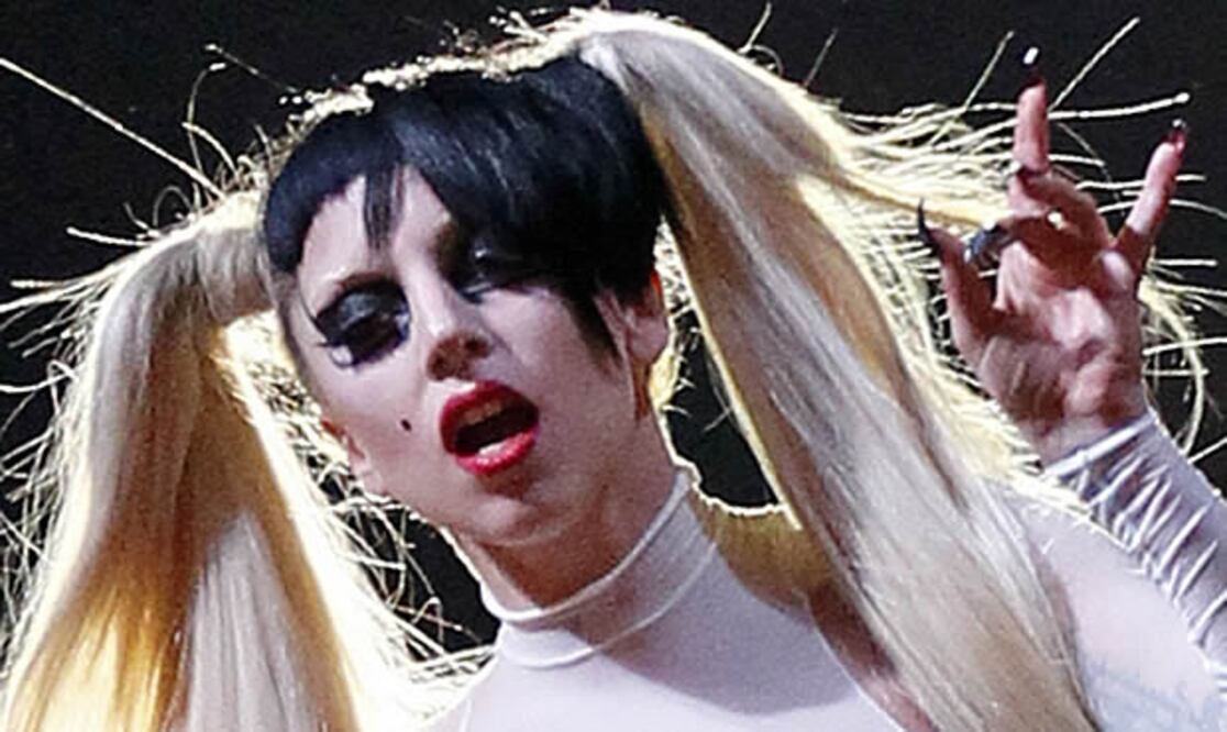 Gaga se da baños de favela