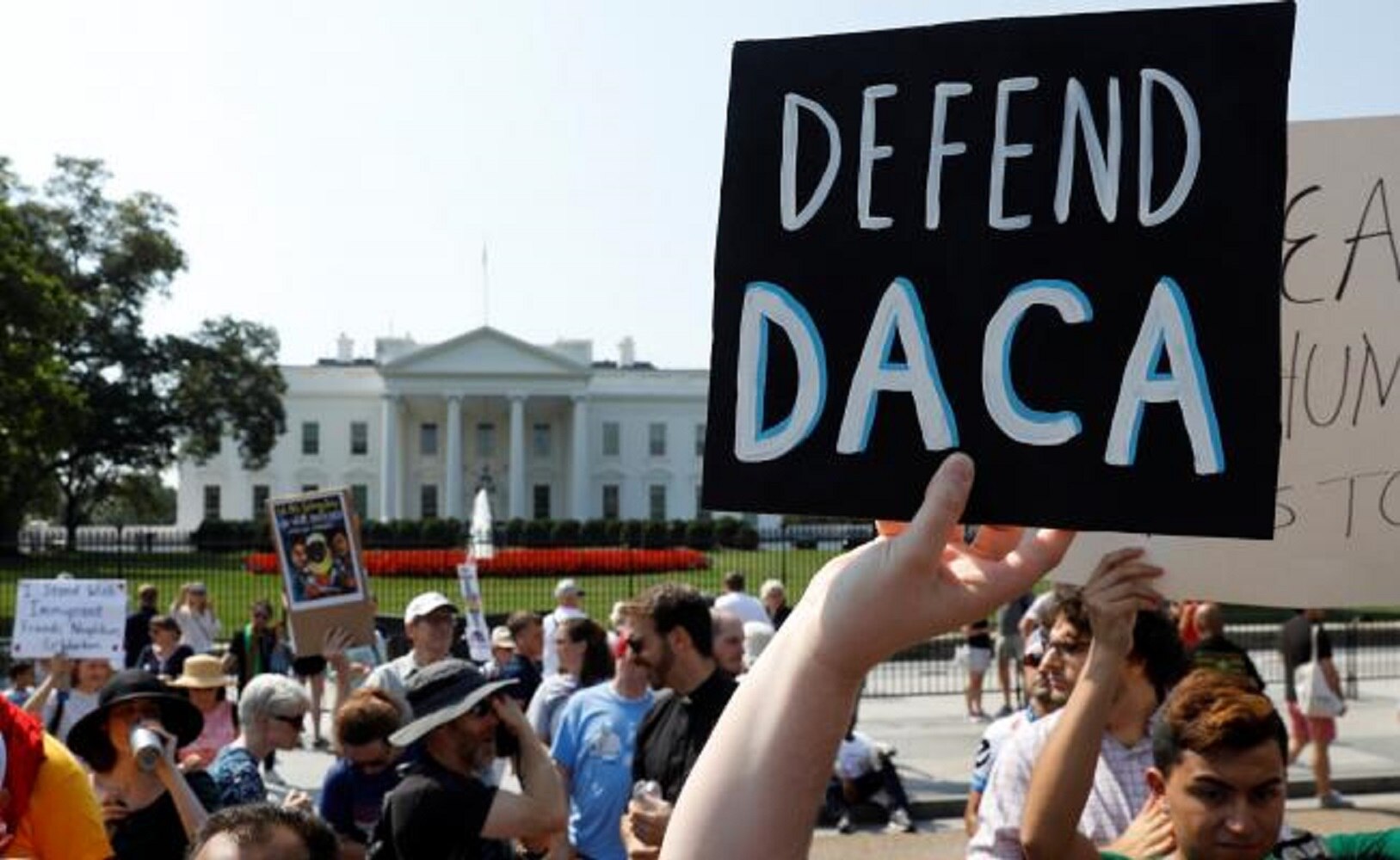 Cientos de dreamers protestan frente a la Casa Blanca por DACA