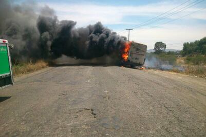 Fuego consume camión