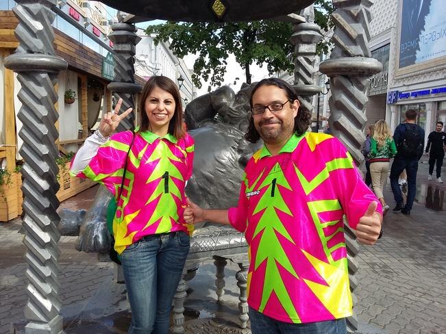 Adriana y Gabriel están en Rusia; se reúnen con un grupo de aficionados para brindar apoyo a México. (ÉDGAR LUNA. EL UNIVERSAL)