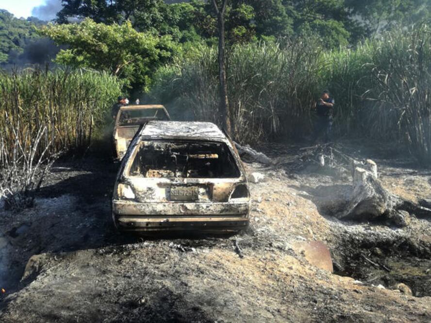 En el poliducto Minatitlán–México, a la altura del poblado de Zapoapan, se hallaron tres vehículos incinerados, presuntamente propiedad de los huachicoleros. (FOTOS: ESPECIALES)