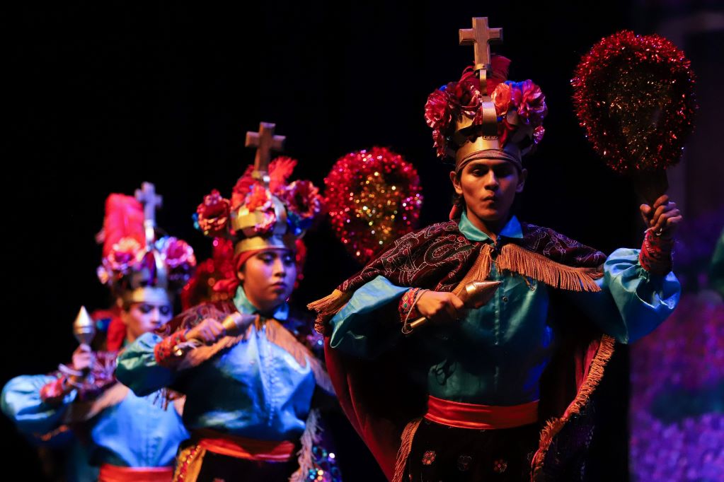 Estudiantes de la Facultad de Artes de la UAQ deslumbran en "Gala Folklórica"