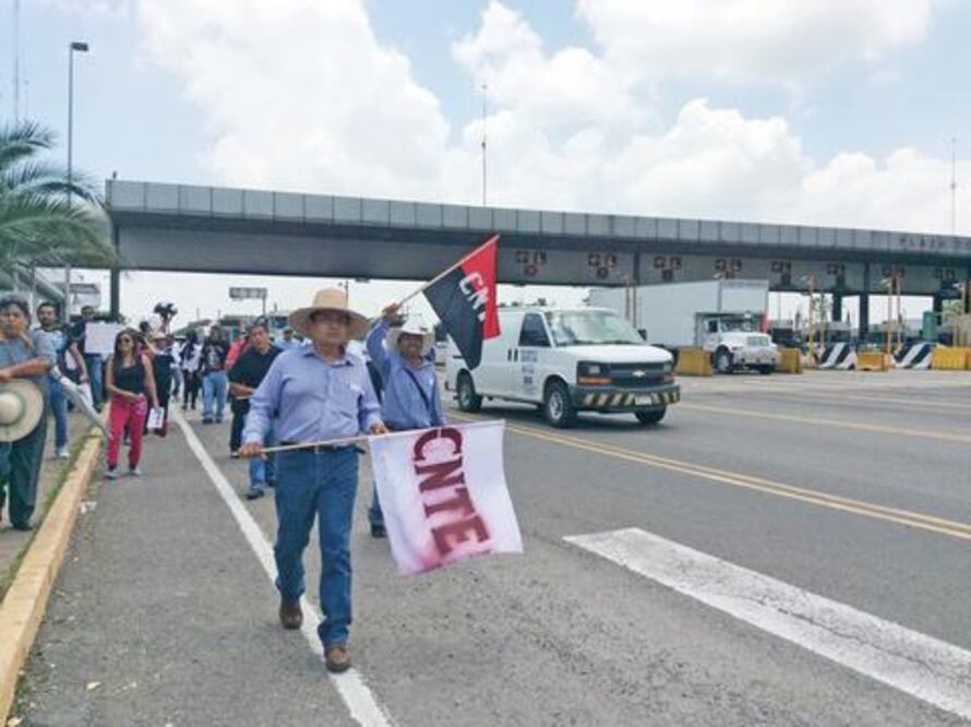 Se manifiesta CNTE en caseta de Palmillas 