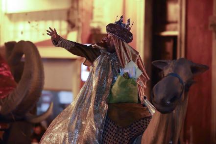 Se desborda la emoción ante el paso de los Reyes Magos en Querétaro 
