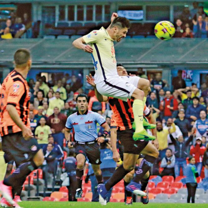 Peralta culminó la obra que fabricó Arroyo para darle el triunfo a las Águilas, en su partido mil como locales en el Estadio Azteca (ALVARO PAULIN. IMAGO7)