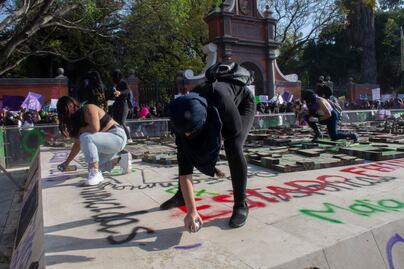 Marcha feminista deja pintas en 8 monumentos