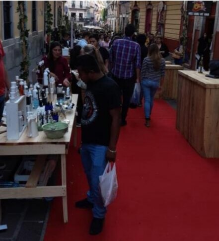 Con "alfombra roja" reciben a mochileros y extranjeros en Guanajuato