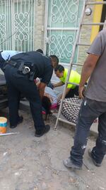 Cae mujer del segundo piso de su casa