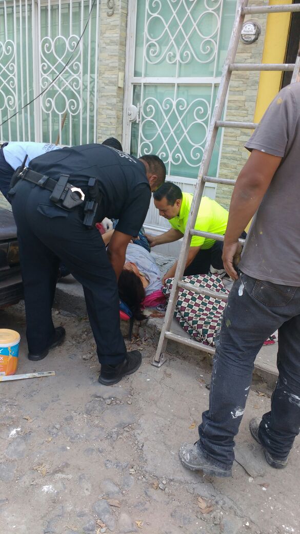 Cae mujer del segundo piso de su casa