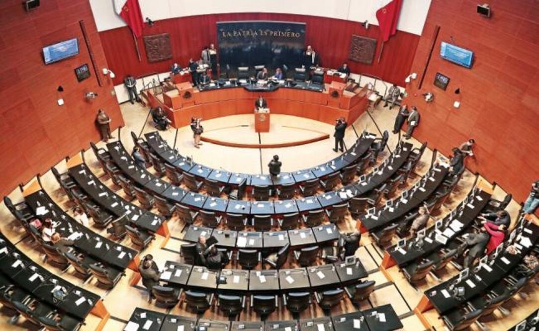 El Senado lució semivacío ayer porque activistas que rechazan la Ley de Seguridad Interior bloquearon los accesos, lo que orilló a cancelar una sesión solemne (ALEJANDRO ACOSTA. EL UNIVERSAL)