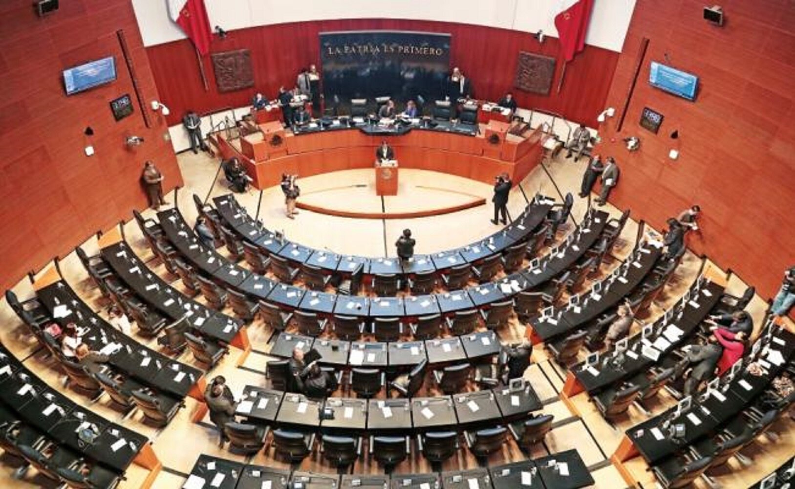 El Senado lució semivacío ayer porque activistas que rechazan la Ley de Seguridad Interior bloquearon los accesos, lo que orilló a cancelar una sesión solemne (ALEJANDRO ACOSTA. EL UNIVERSAL)