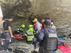Rescatan a hombre con complicaciones de salud al interior de una barranca en San Juan del Río