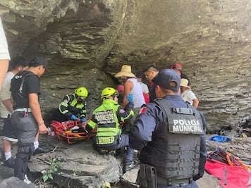 Rescatan a hombre con complicaciones de salud al interior de una barranca en San Juan del Río