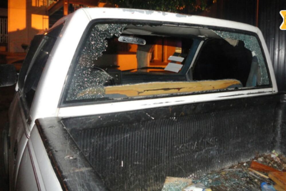 Detienen a dos sujetos por robo a vehículo