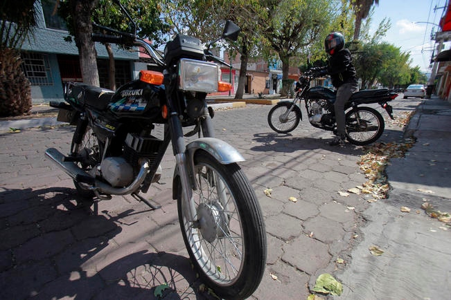 Libran la escasez de gasolina en motocicleta