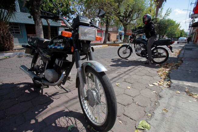 Libran la escasez de gasolina en motocicleta
