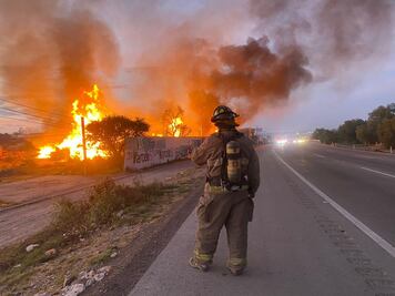 Incendio en bodega ocasiona el cierre de la carretera 57