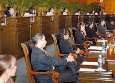 Inicia Parlamento Juvenil