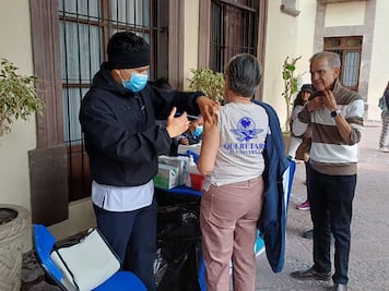 Queretanos se vacunan contra el Covid-19 e influenza