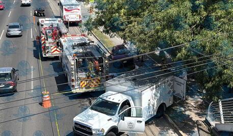 Fatal accidente en Paseo Constituyentes: un conductor pierde la vida tras impactarse contra un camión de transporte público en Corregidora