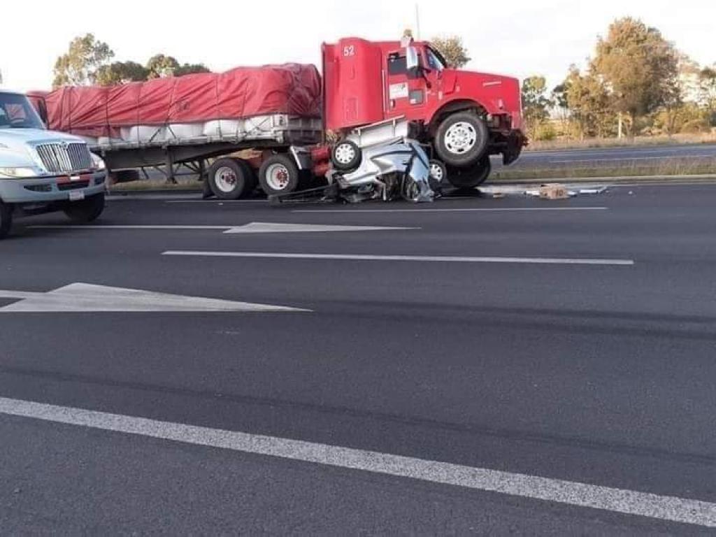 Tráiler cae encima de un vehículo compacto