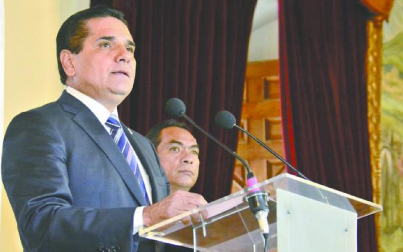 A quirófano, el gobernador de Michoacán por intervención en la columna