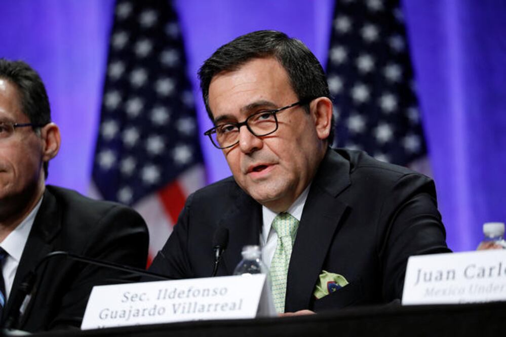 Ildefonso Guajardo dijo que el primer reto es encontrar el punto medio entre intereses comunes para los tres países. (AARON P. BERNSTEIN. REUTERS)